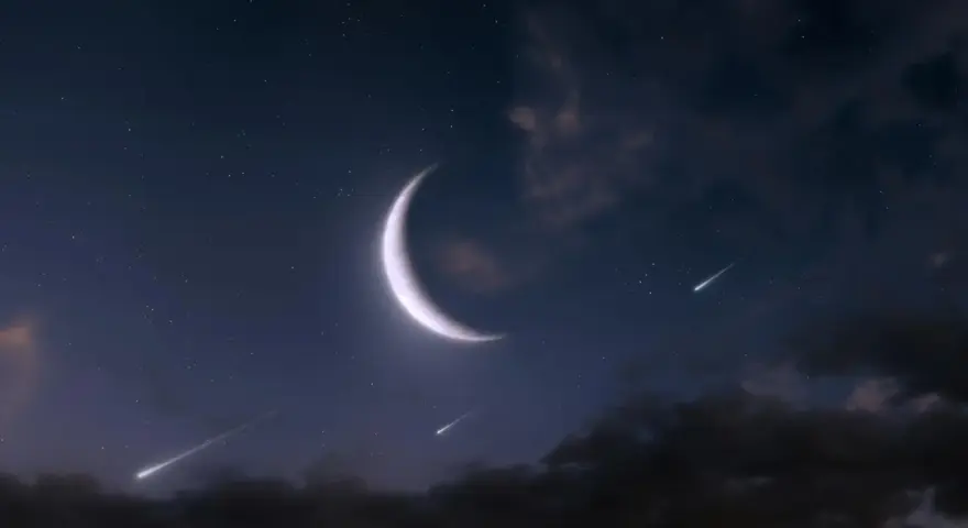 Nocne niebo z sierpem księżyca w Bliźniętach i spadającymi gwiazdami.