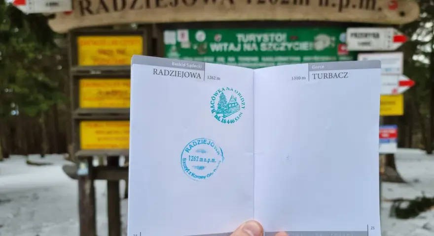 Na szlaku na Radziejową, w Beskidzie Sądeckim, zdobyto szczyt 1262 m n.p.m. Potwierdzają to pieczątki w książeczce zdobywcy Korony Gór Polski.