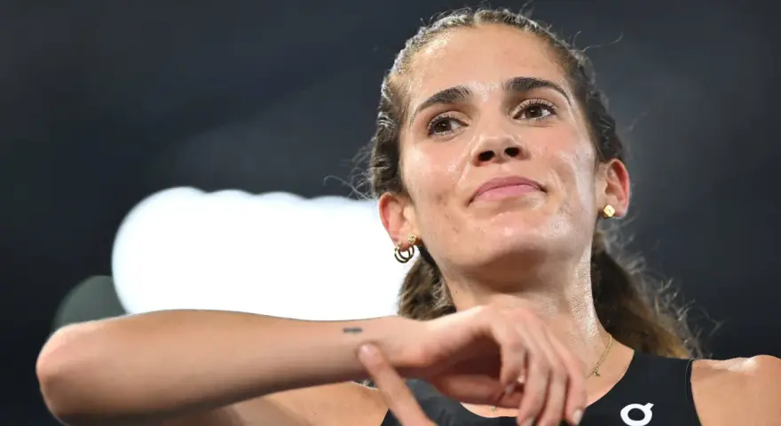 Marta García, atleta de atletismo, con el rostro sudoroso y una mirada de concentración.