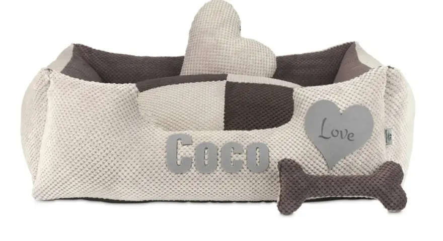 Legowisko dla psa Coco z sercem i kością. Czy pies drapie legowisko, bo chce je ułożyć?