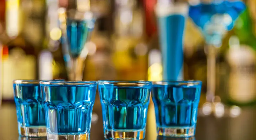 Kilka niebieskich shotów, idealnych na imprezę. Może to przepis na Kamikadze?