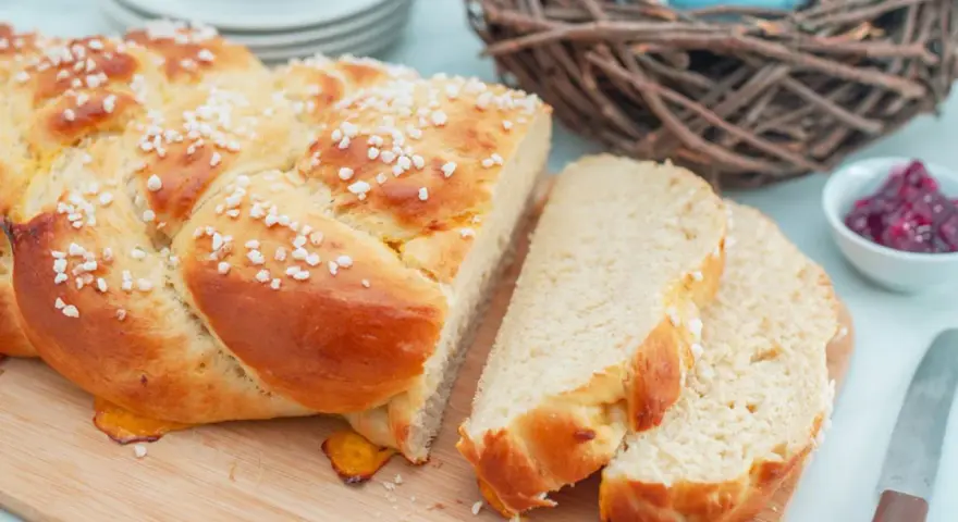 Goldbrauner Hefezopf mit Hagelzucker, perfekt für ein Osterfrühstück. Dieses Hefezopf Rezept ist ein Genuss!