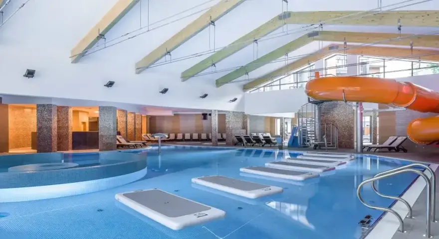 Wodne szaleństwo w hotelach z aquaparkiem w górach! Basen z dmuchanymi wyspami i zjeżdżalnią zaprasza do zabawy.