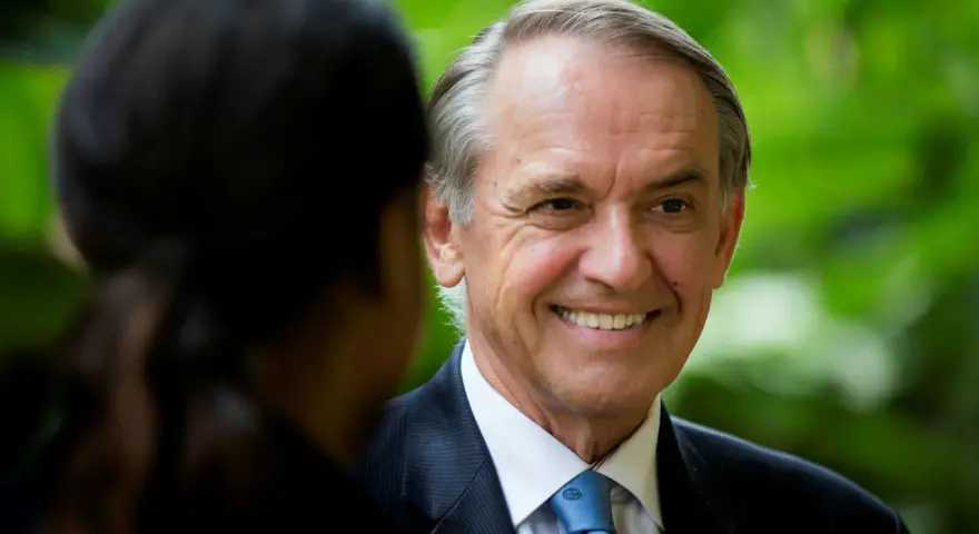 Jan Eliasson ler mot någon, kanske under ett samtal om hans bok.