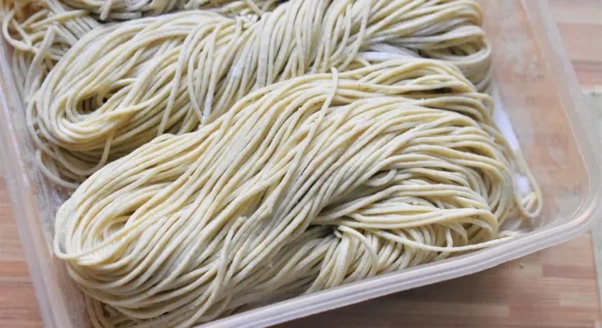 Jak zrobić makaron ramen? Przepis na idealną sprężystość!