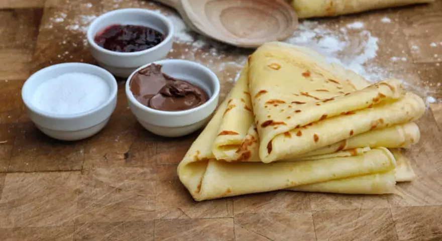 Crêpes dorées prêtes à garnir de confiture, pâte à tartiner ou sucre. Une recette pâte à crêpe facile sans repos pour un goûter gourmand.