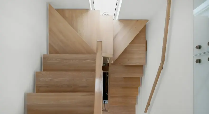 Escaleras de madera para sótano: ¿Cómo elegir y proteger de la humedad?