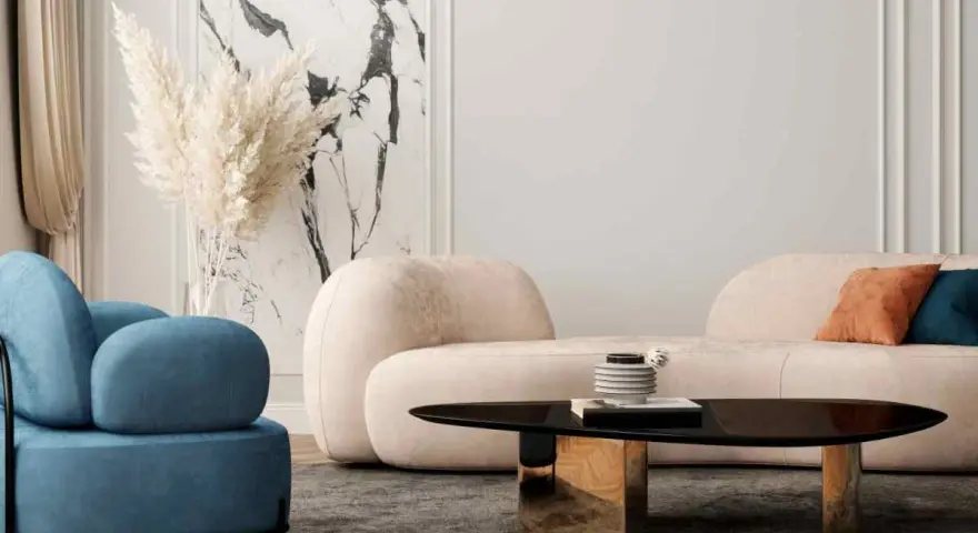 Un divano beige dalle forme morbide crea un'atmosfera accogliente, con abbinamenti di cuscini in terracotta e blu.