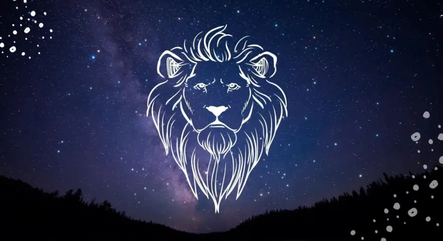 Gwiezdne niebo nad lasem, a na nim biały zarys lwa. To znak zodiaku Lew, symbolizujący siłę i odwagę, niczym pełnia w lwie.