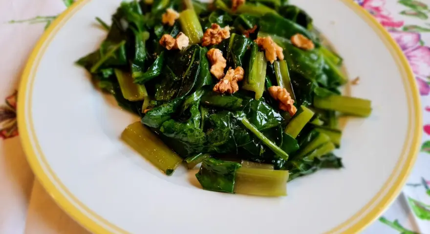 Verdure a coste in padella, saltate con noci croccanti, un contorno sano e saporito.