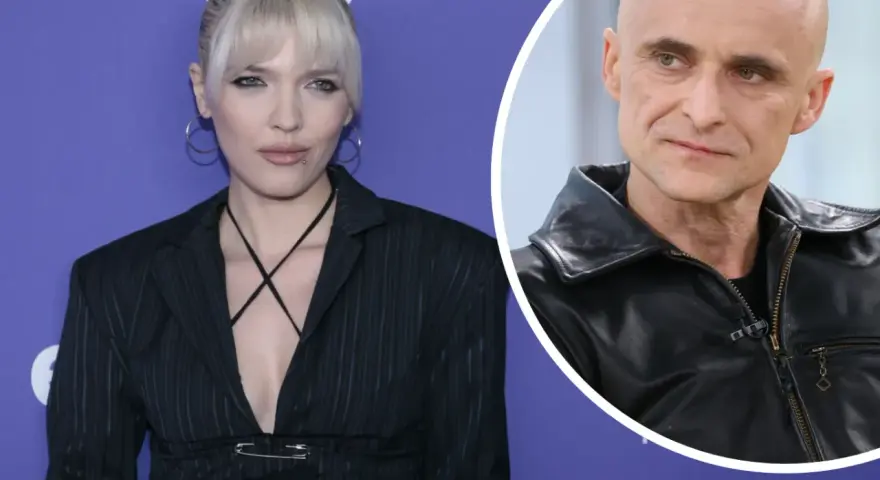 Daria Zawiałow w stylizacji z agrafką i łysy mężczyzna w skórzanej kurtce.