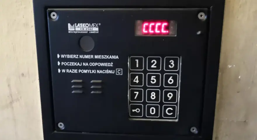Jak otworzyć domofon Fermax kodem? Praktyczny przewodnik krok po kroku