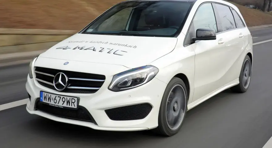 Biały Mercedes W246 4MATIC w ruchu. Warto znać potencjalne mercedes w246 awarie i problemy, by cieszyć się jazdą.