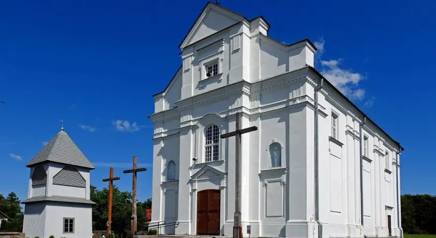 Biały kościół z dzwonnicą i krzyżami. Darowizna na cele kultu religijnego wspiera takie miejsca.