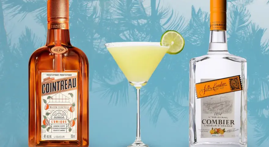 Cointreau kontra Triple Sec w koktajlach: pomarańczowy likier Cointreau i przezroczysty Combier obok drinka z limonką.