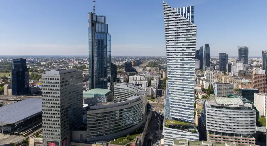 Warszawski wieżowiec, jeden z najwyższych budynków w Europie, góruje nad panoramą miasta.
