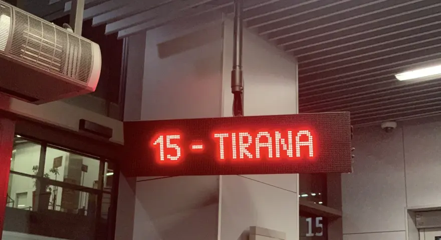 Tablica informacyjna "15 - Tirana" świeci na czerwono. Czy w Tiranie jest bezpiecznie?