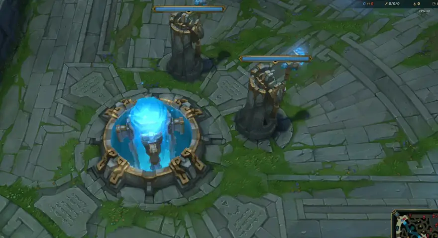 Widok z lotu ptaka na mapę gry League of Legends z wieżami i niebieskim kryształem.