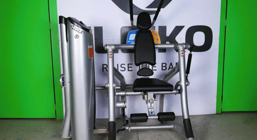 En Hoist ROC-ABS crunch maskin med svart stoppning och silverfärgad metallram. Perfekt för att träna magmusklerna.