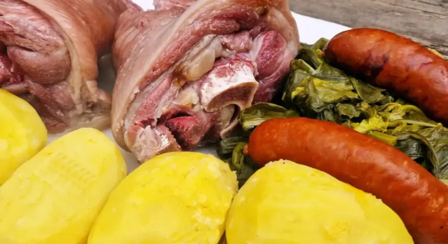 Plato de lacón con grelos, patatas y chorizo. Un festín gallego listo para disfrutar.