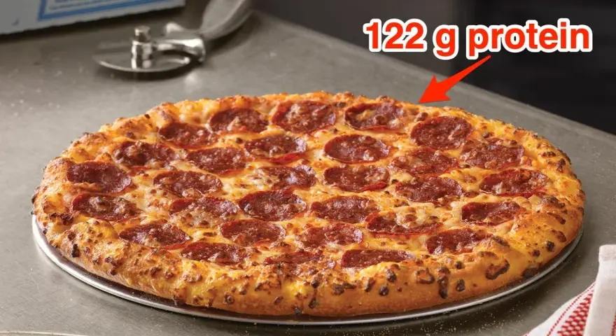 Pyszna pizza pepperoni z Dominos. Czy wiesz, że ta pizza ma 122g białka? Idealna na siłownię, ale czy zastanawiałeś się nad jej dominos pizza kcal?