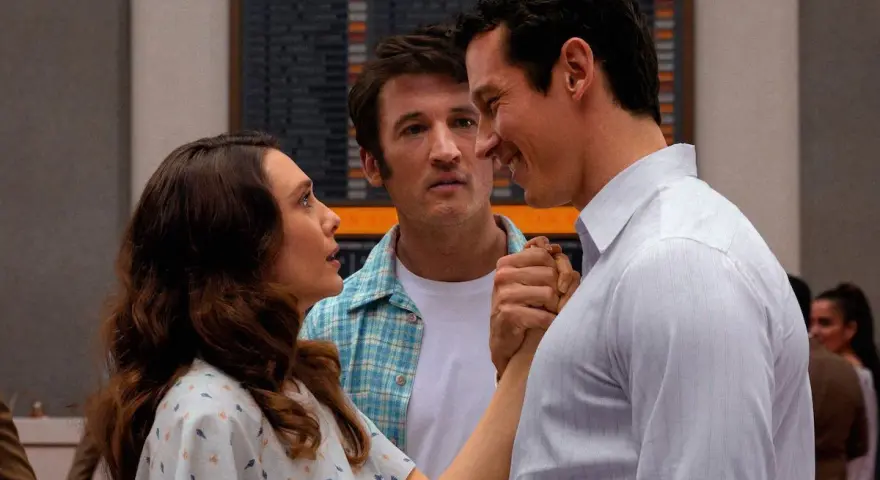 Miles Teller in un film, con Elizabeth Olsen e un altro uomo che si tengono per mano.
