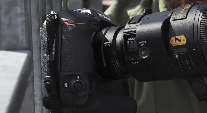 Profesjonalny aparat Nikon z obiektywem i adapterem FTZ II gotowy do akcji.