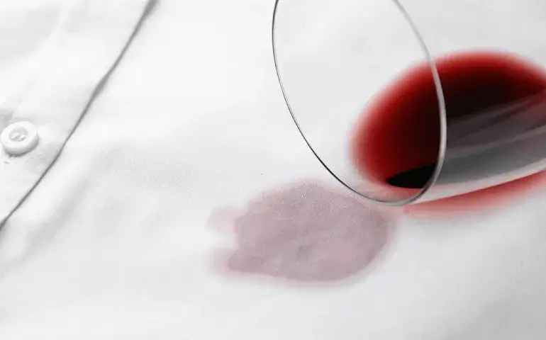 Czerwone wino na białej bluzce? Poznaj triki na każdą plamę!