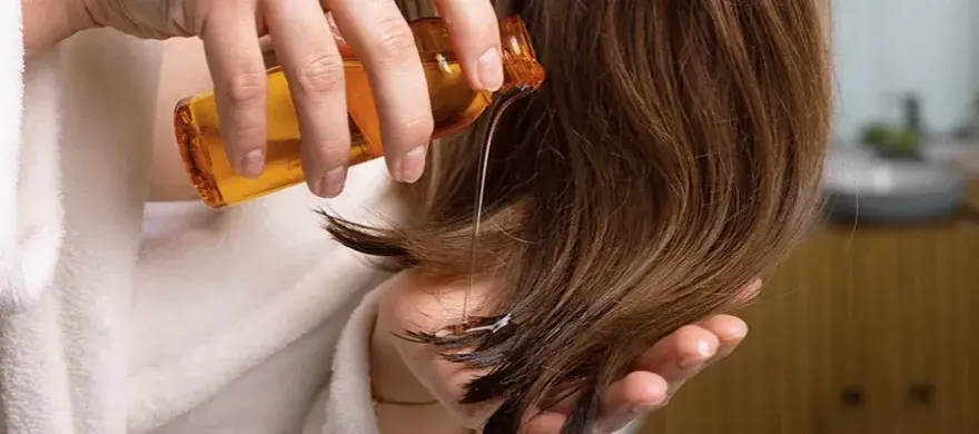 Öl für die Haare: Die besten Öle für gesundes und glänzendes Haar