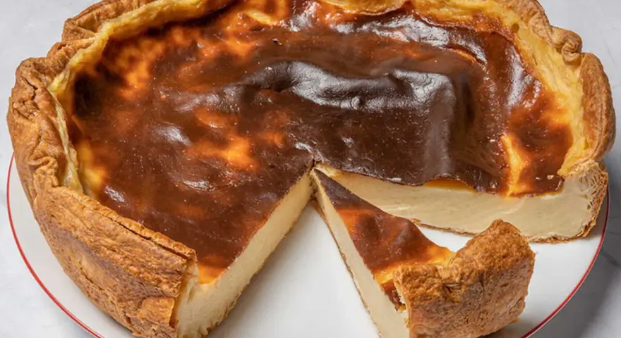 Un flan pâtissier doré, avec une croûte croustillante et une garniture crémeuse. Une véritable recette flan pâtissier qui donne envie de croquer dedans !
