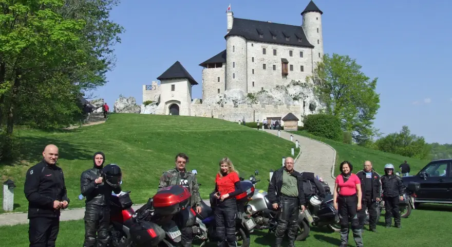 Jura motocyklem: Gotowe trasy, zamki i off-road. Jedź ze mną!