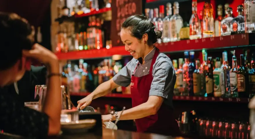 Ile zarabia przeciętny barman? Zaskakujące fakty o wynagrodzeniach