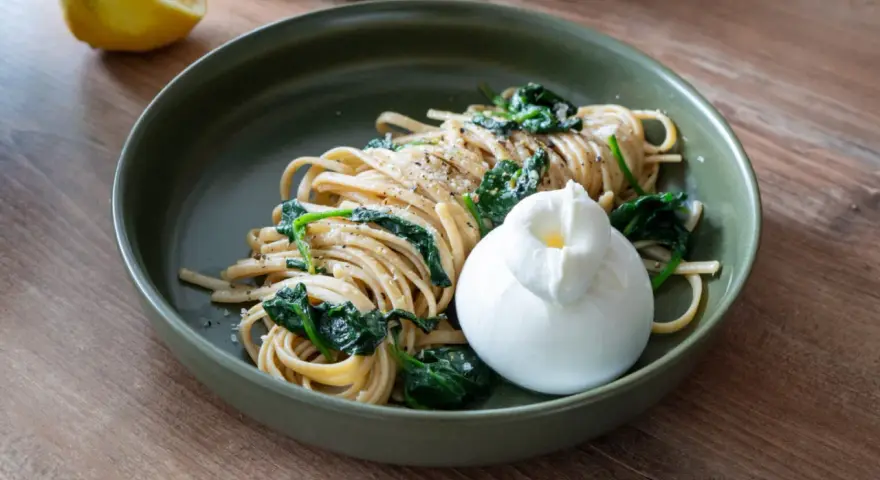 Pasta mit Spinat und einer cremigen Burrata, verfeinert mit einer leichten zitronensauce. Ein Genuss!
