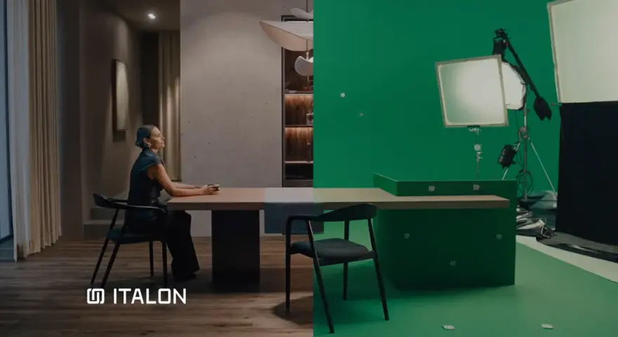 Scena divisa: a sinistra, una donna seduta a un tavolo in un interno elegante; a destra, un set con green screen e luci, dove nascono gli effetti speciali cinema.
