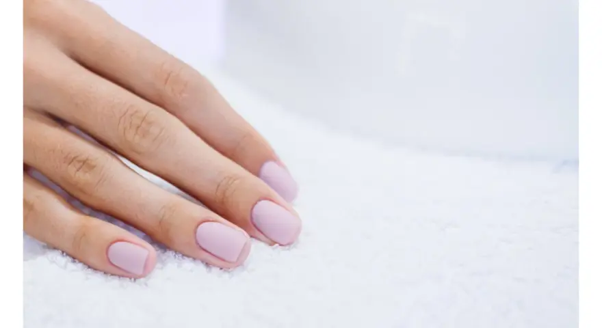 Manicure hybrydowy krok po kroku: Zrób to sama bez błędów!