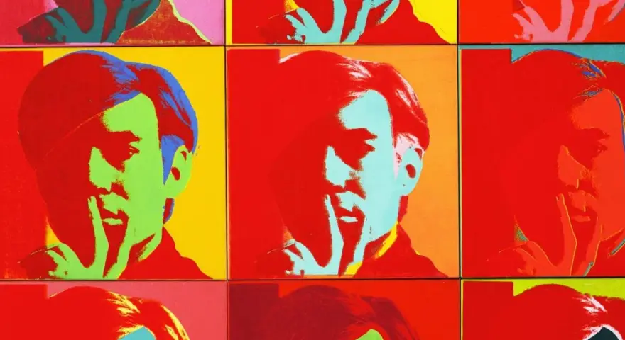 Série d'autoportraits d'Andy Warhol en sérigraphie, aux couleurs vives et contrastées, évoquant le pop art.