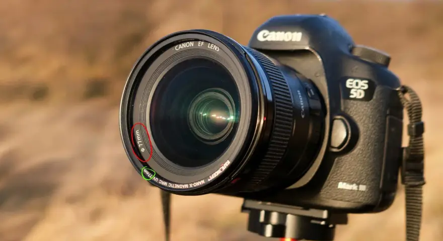 Canon EOS 5D Mark III z obiektywem. Widoczne oznaczenie średnicy 77mm, sugerujące rodzaje filtrów do obiektywu.