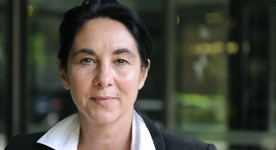 Silvia Tortora, con un'espressione serena, affronta la vita nonostante la sua malattia.