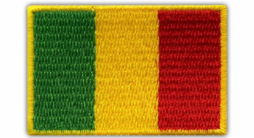 Naszywka z flagą Mali, pionowe pasy zielony, żółty, czerwony, otoczone żółtą ramką.