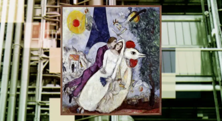 La mariée Chagall, vêtue de blanc, s'envole avec son amour sur un coq blanc, sous un soleil rouge et une tour Eiffel. Un violoniste et des chèvres jouent dans le ciel.