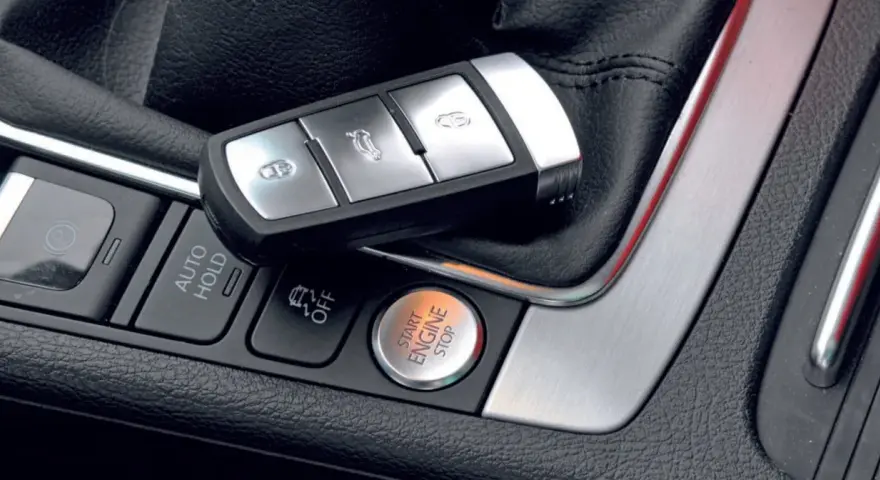 Kluczyk do samochodu leży na konsoli środkowej obok przycisku Start/Stop. System keyless go umożliwia uruchomienie silnika bez kluczyka.