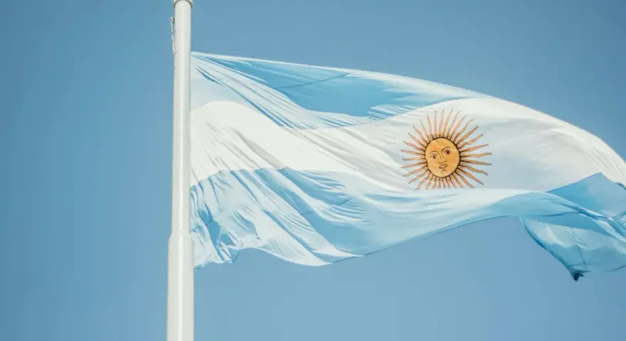 Flaga Argentyny powiewa na wietrze. Czy w Argentynie jest bezpiecznie? To pytanie nurtuje wielu podróżnych.