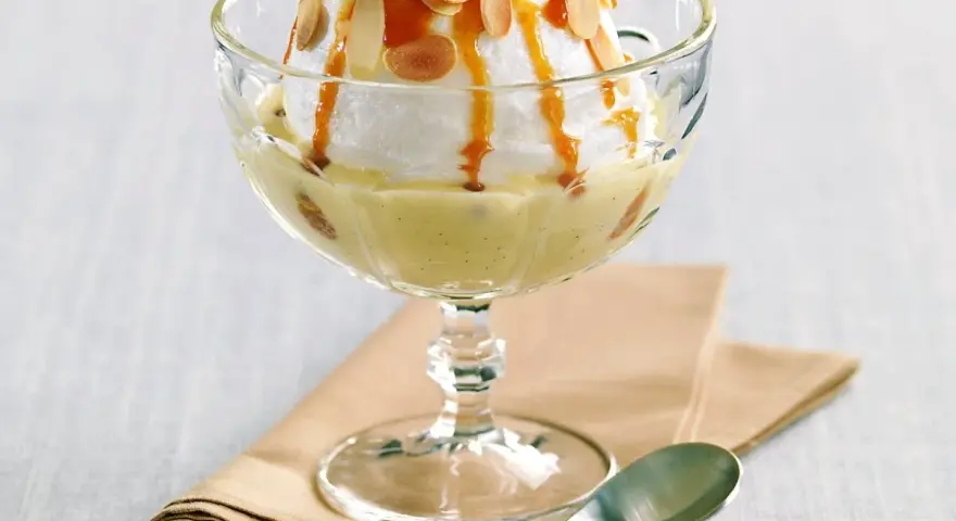 Île flottante, une recette de grand-mère réconfortante. Nuage de meringue, crème anglaise vanillée, caramel et amandes effilées.