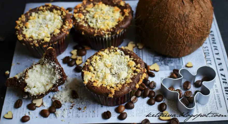 Keto muffiny z mąki kokosowej, z kruszonką, obok orzechy, ziarna kawy i całe kokosy. Idealne na dietę ketogeniczną.