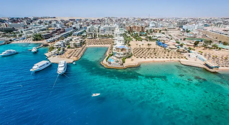 Hurghada jakie morze? Błękitne wody Morza Czerwonego otaczają kurort z hotelami, plażami i jachtami.