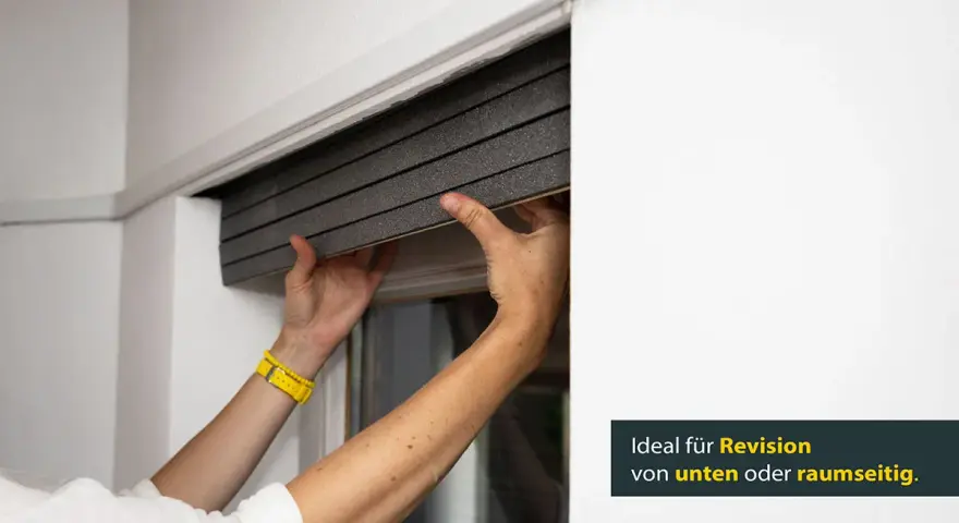 Hände montieren Dämmmaterial zum Rolladenkasten verkleiden. Ideal für Revision von unten oder raumseitig.