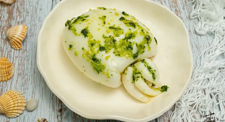 Deliciosa sepia al horno, tierna y jugosa, con un toque de hierbas frescas. Un plato que evoca el mar.