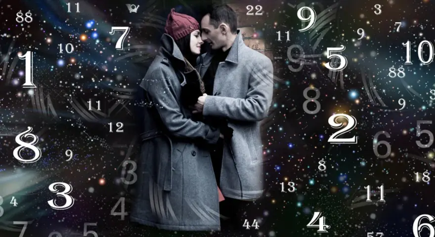 Para zakochanych w objęciach, otoczona przez kosmiczne liczby. Ich miłość jest jak wszechświat, pełna tajemnic i możliwości, gdzie 1 i 7 w numerologii splatają ich losy.