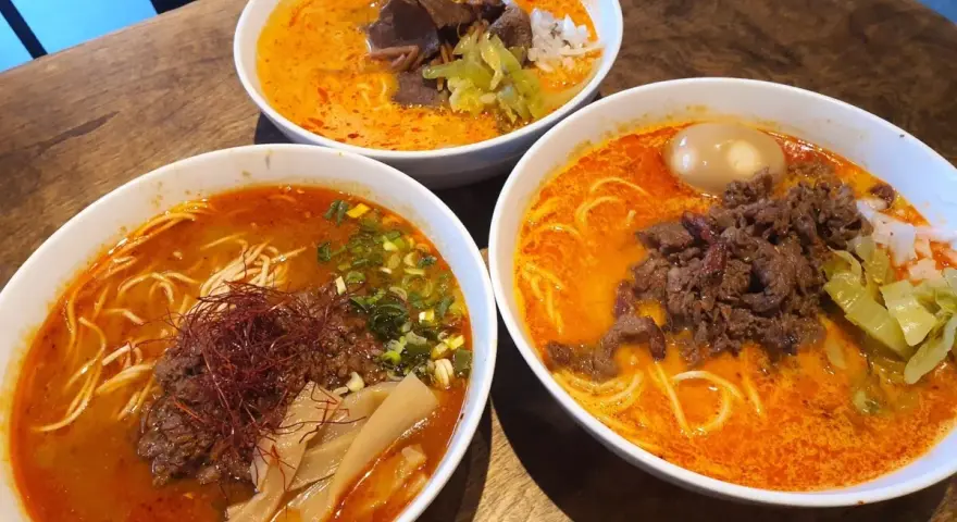 Trzy miski aromatycznego ramen z wołowiną, jajkiem i warzywami. Idealne na chłodny wieczór, smakują jak bbq ramen.