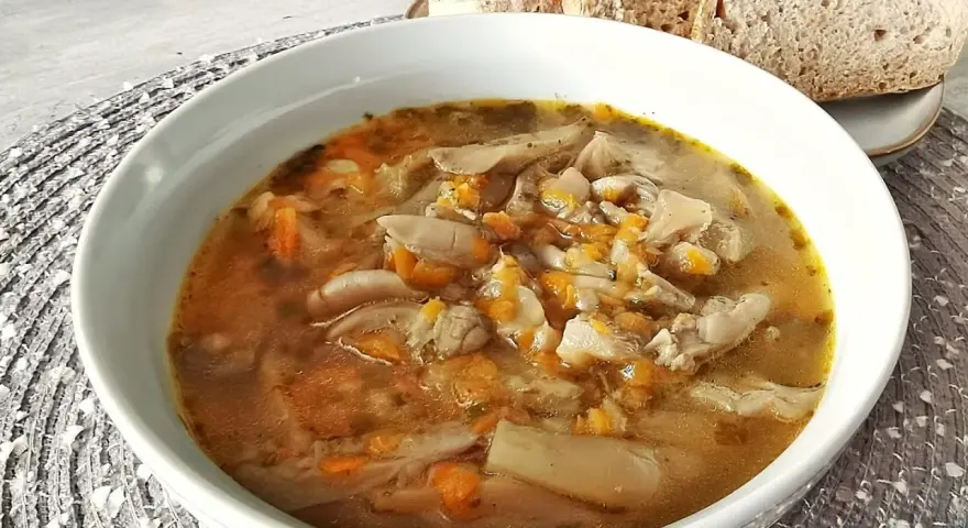 Pyszny przepis na flaczki z boczniaków na rosole. Aromatyczna zupa z grzybów i warzyw, podana z chlebem.